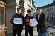 Ozan Avci und Nael Zidan übergeben Gemeindeschreiber Thomas Baumgartner die Unterschriftensammlung. (Bild: PAG)