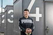 FCL-Verteidiger Stefan Knezevic bei den Kassahäuschen vor der Swisspor-Arena. (Bild: Nadia Schärli (Luzern, 27. März 2019))