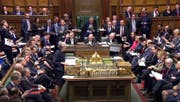 Die britische Premierministerin Theresa May hat einen Rücktritt für die Zeit nach dem Brexit in Aussicht gestellt. (Bild: House of Commons/PA via AP)