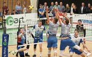 Blockversuch der Luzerner Kevin Saar (Nr. 18) und Nick Amstutz (Nr. 9). (Bild: Mario Gaccioli, Amriswil, 27. März 2019)