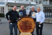 Von links: Spitalgärtner Edy Geisseler, Beat Herger vom Forstteam Unterschächen, Peter Stadler von der Maschinenringdienstleistungs-GmbH und der Projektleiter des Neubaus, Rolf Zurfluh, bei der Übergabe des Erinnerungsstücks. (Bild: Robi Kuster, Altdorf, 26. März 2019)