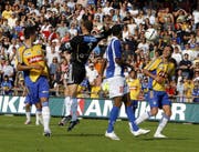 GC-Torhüter Fabio Coltorti springt in der 93. Minute am Ball vorbei. Der weite Ball von Mario Cantaluppi landet zum 3:3 im Tor. (Bild: Urs Flüeler/Keystone, 12. August 2007)