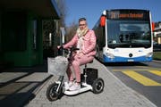 Cornelia Stocker mit ihrem E-Scooter, den die VBL aus Sicherheitsgründen nicht transportieren will. (Bild: hor, Meggen 27. März 2019)