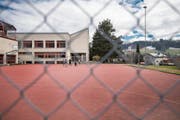 Das Schulhaus Eggersriet ist in die Jahre gekommen und zu klein. (Bild: Benjamin Manser (27. März 2019))