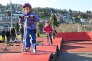 Schüler probieren den neuen Pumptrack aus. Bild: Matthias Piazza (Hergiswil, 26. März 2019)