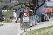 Die Gemeinde Neckertal hat die neuen 40er-Tafeln in Nassen montiert. (Bild: Urs M. Hemm)