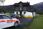 In diesem Haus im Ibächler Grossstein wurden im Oktober 2014 eine damals 44-jährige Frau und ihr 35-jähriger Lebenspartner überfallen und mit Schüssen zum Teil schwer verletzt. (Bild: Geri Holdener / Bote der Urschweiz)