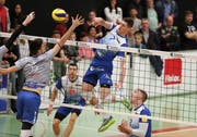 Unterstützt von seinen Teamkollegen, punktet Matevž Kamnik (7) im ersten Halbfinalspiel gegen Luzern mit allen möglichen Varianten. (Bild: Mario Gaccioli)