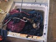 Die teilweise verbrannte Bettwäsche in der Dusche der Dachwohnung. (Bild: Stadtpolizei St.Gallen - 27. März 2019)
