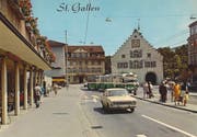 Der Bohl Mitte der 1970er-Jahre. Das alte Stadttheater zwischen dem Hotel Hecht und dem Schuhaus Bata fehlt bereits; es wurde 1972 abgebrochen. Die Bushaltestelle war, wie die Fahrtrichtung des grünen VBSG-Busses mit Anhänger zeigt, noch anders organisiert. Beachtenswert sind auch die Geranien am Balkon des Hotel Hecht. (Bild: Sammlung Reto Voneschen)