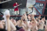 Wenn Angus Young mit AC/DC in die Schweiz kommt, ist der Ansturm auf die Tickets riesig. (Bild: Keystone)