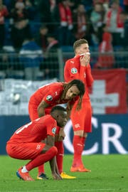 Enttäuschung nach dem Spiel bei Denis Zakaria, Kevin Mbabu und Nico Elvedi (von links). (Bild: Georgios Kefalas / Keystone, Basel, 26. März 2019)