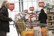 Noch mögen die wenigsten an einen harten Brexit glauben. Die Kosten für alle wären zu hoch – vor allem für die britischen Konsumenten, wie hier im Supermarkt J Sainsbury in Redhill. (Simon Dawson/Bloomberg)