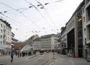 Die gleiche Situation heute: Das Sängerhüsli wurde 1930 in Zusammenhang mit dem Bau der EPA (heute Coop-City) abgebrochen. Das alte Stadttheater musste 1971 weichen, wobei der Ersatzbau, der «Markt am Bohl», dann noch rund zwanzig Jahre auf sich warten liess. (Bild: Reto Voneschen - 25. März 2019)
