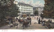 Blick vom Marktplatz zum Bohl mit dem Hotel Hecht (links im Hintergrund) und dem alten Stadttheater. Typisch für das Strassenbild jener Zeit sind die Pferdefuhrwerke, das Tram und die Litfasssäule auf dem Bohl. Ebenfalls auffällig ist der dichte Baumbestand auf dem Marktplatz. Und natürlich fehlen die Autos vollständig. (Bild: Sammlung Reto Voneschen)