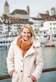 Miss Schweiz 2009, Moderatorin und Sängerin: Linda Fäh posiert vor der Kulisse der Rapperswiler Altstadt. (Bild: Mareycke Frehner)