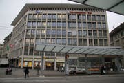 Die gleiche Stelle auf dem Bahnhofplatz heute. Das Hotel Metropol (Eröffnung 1953) hat das alte Hotel Bahnhof abgelöst. Und die Züge von Trogener- und Gaiserbahn halten seit 1914 beim Gaiserbahnhof. (Bild: Reto Voneschen - 25. März 2019)