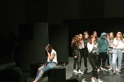 Ausgrenzung ist ein Thema, das die Schülerinnen der Klasse 3b in einer Episode ihres Theaterstücks künstlerisch umsetzen. (Bild: PD)