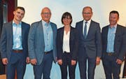 Milo Goldener und Daniel Fässler (2. und 4. v. l.) scheiden aus dem Vorstand von Appenzellerland Tourismus AI aus. Neues Mitglied wird Alfred Sutter (rechts). Kevin Clavien wird als Revisor für die abtretende Evelyne Buschor-Züger gewählt. (Bild: Karin Erni)