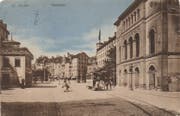 Der Bohl auf einer stark bearbeiteten Aufnahme vor 1907 vom Brühltor her gesehen. Links mit dem Gartenaufbau auf dem Flachdach ist das Sängerhüsli zu erkennen. Dass hier ein Häuschen in den Platz ragte, ist bis 1596 zurück dokumentiert. Rechts neben dem Tram steht das alte Stadttheater, dahinter das Hotel Hecht mit einer grossen Fahne auf dem Türmchen. (Bild: Sammlung Reto Voneschen)