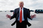 Harter Gegner: US-Präsident Donald Trump spricht am Flughafen von West Palm Beach im Süden Floridas zu den Medien. Bild: Carolyn Kaster/AP (24. März 2019)
