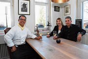 Roger Spiess und seine Nachfolger Eva und Nico Stergiou (von links). Sie wollen das Restaurant National als Speiselokal, aber auch als Treffpunkt für jung und alt weiterführen. (Bild: Urs M. Hemm)