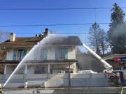 Während der Löscharbeiten beim Bahnhof Cheyres FR wurde am Mittwochnachmittag ein Feuerwehrmann verletzt. (Bild: Kantonspolizei Freiburg)
