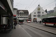 Der Bohl heute. Das Gebäude des Hotel Hecht existiert zwar noch, ist aber durch Restaurants und Büros belegt. Dort, wo einst das Schuhhaus Bata residierte befindet sich heute der Hühnchen-Schnellimbiss eines Grossverteilers und die Bank Wegelin gehört heute der Bank Vontobel. Und auch der Busverkehr hat massiv zugenommen. (Bild: Reto Voneschen - 25. März 2019)