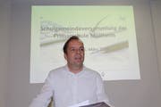 Schulpräsident Oliver Schmid führte durch die Versammlung. (Bilder: Manuela Olgiati)