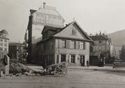 Bahnhofplatz und Gutenbergstrasse (rechts) nach 1908. Das doppelstöckige geschindelte Häuschen war der «Bahnhof» für die Trogener- und die Gaiserbahn. Hinter dem Baustellenkarren sind Gleise und eine Drehscheibe für die Lokomotiven Letzterer zu erkennen. (Bild: Stadtarchiv der Ortsbürgergemeinde St.Gallen)