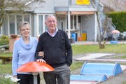 Susanne und Willi Mock auf ihrem Minigolfplatz, den sie seit rund 14 Jahren betreiben. (Bild: Donato Caspari)