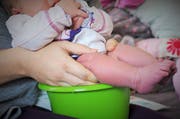 Tamara Beck beim «Abhalten» ihres Babys über einem Töpfchen. (Bild: Tamara Beck/nestwaerme.li)