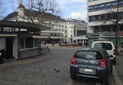 Die gleiche Situation heute. Das Hotel Hecht ist teilweise durch die Anfang der 1950er-Jahre erstellte Marktrondelle verdeckt. Das alte Stadttheater ist durch den Markt am Bohl ersetzt. Das Haus rechts an der Marktgasse ist ebenfalls neueren Datums; auf der alten Ansichtskarte oben ist der Vorgängerbau durch Bäume verdeckt. (Bild: Reto Voneschen - 27. März 2019)