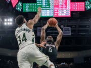 Clint Capela lässt sich von Giannis Antetokounmpo unter dem Korb nicht stoppen (Bild: KEYSTONE/EPA/TANNEN MAURY)