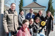 Sie bringen mit einem neuen Programm den Kindern die Kirche näher: Pfarrer Renato Tolfo (von links), Claudia Haaf, Diakon Armin Elser, Pfarrerin Andrea Hofacker, Malin Wiget, Bettina Heeb (sitzend von links), Pastoralassistentin Ramona Casanova und Nathalie Dal Molin. (Bild: hb)