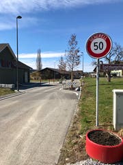 Seit Herbst sind die Dorfeinfahrten von Oberstetten verengt. Die Tore sollen zur Einhaltung von Tempo 50 beitragen und die Aufmerksamkeit erhöhen. Jetzt steht Tempo 30 zur Diskussion. (Bild: Andrea Häusler)