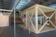 Der Stand der Abt Holzbau AG wird zweistöckig und erfordert einiges an Arbeit. Bild: Vanessa Varisco (Baar, 27. März 2019)