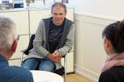 Ein offenes Ohr für Angehörige: Thomas Lampert im Gespräch mit Betroffenen. (Bild: Reinhold Meier)