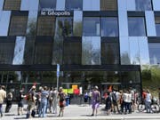 Eine Studentin der Universität Lausanne ist drei Wochen nach einem Unfall mit einem Sonnenschirm gestorben. Der Unfall ereignete sich beim Gebäude Géopolis. (Bild: Keystone/LAURENT GILLIERON)