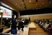 Die Kreuzlinger Primarschüler verfolgen die Aufführung von «Die Hexe und der Maestro». Es spielt das Thurgauer Kammerorchester unter der Leitung von Claude Villaret. (Bild: Donato Caspari)