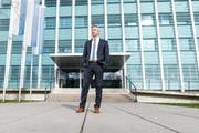 Die komplexen Fälle nehmen zu: Jürg Wobmann, Chef der Kriminalpolizei, vor dem Gebäude der Luzerner Polizei. (Bild: Roger Grütter, Luzern, 6. März 2019)