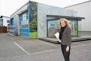 Brigitte Lüchinger und ihr Mann Stefan investieren am Hauptsitz in Kriessern in die Zukunft. Der Neubau, für den der «Schopf» weichen muss, soll Ende Jahr fertig sein. (Bild: Kurt Latzer)