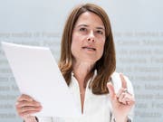 FDP-Präsidentin Petra Gössi präsentiert den Fragebogen für die Mitgliederbefragung zur Umwelt- und Klimapolitik. (Bild: KEYSTONE/PETER SCHNEIDER)
