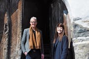 Hereinspaziert ins Schloss Werdenberg: Thomas Gnägi, Schlossleiter, und Babette Karner, Kommunikation, freuen sich auf viele interessierte Besucher zum vielseitig und mit regionalem Bezug gestalteten Jahresthema «Gold». (Bild: Armando Bianco)
