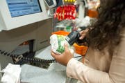 Detailhändler setzen auf Self-Scanning-Kassen. (Coralie Wenger)