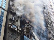 An der Bekämpfung des Brandes in Dhaka beteiligten sich zahlreiche Einheiten der Feuerwehr. Auch die Armee unterstützte den Grosseinsatz. Helikopter warfen Wasser über dem brennenden Büroturm ab. (Bild: KEYSTONE/AP/MAHMUD HOSSAIN OPU)