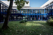 Um zwei Klassen zu sparen, müssen 40 Schüler aus dem Kanton Luzern einen längeren Schulweg in Kauf nehmen. Im Bild Kantonsschule Alpenquai in Luzern. (Bild: Pius Amrein, 22. August 2016)