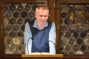 Autor Andreas Grosz (61) las im Gotischen Saal aus seinem neuen Buch. (Bild: Christian H. Hildebrand, Zug, 27. März 2019)