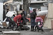 Opfer der Übergriffe nahe von Paris: Mitglieder der Roma-Gemeinschaft. (K. Tribouillard/AFP (27. März 2019)