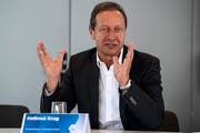 Der Deutsche Hellmut Krug, VAR-Projektleiter in der Schweiz, bei der Pressekonferenz am Donnerstag in Muri. (Bild: Urs Lindt/Freshfocus (28. März 2019))